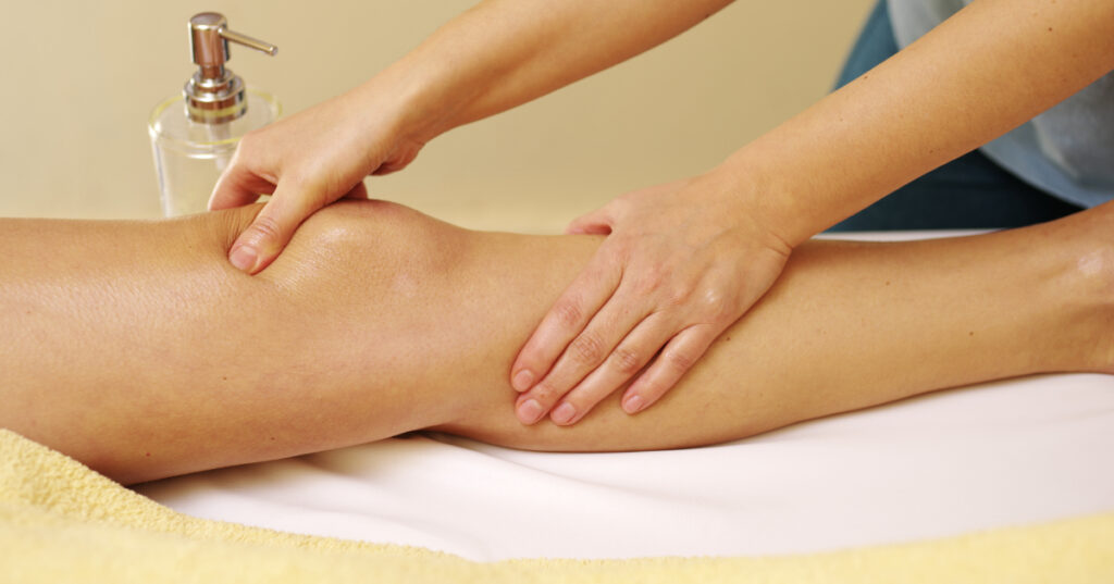 Professionelle Massage des Kniebereichs zur Stärkung der Eigenwahrnehmung und zur Einbindung vom Körpergefühl bei Entscheidungen.