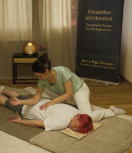 Ireen gibt energetische Massage in ihrem Raum